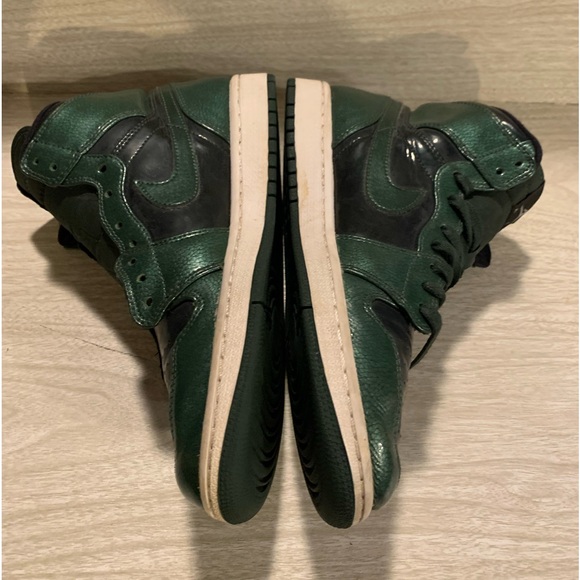Nike Air Jordan 1 Retro Green - Picture 7 of 10